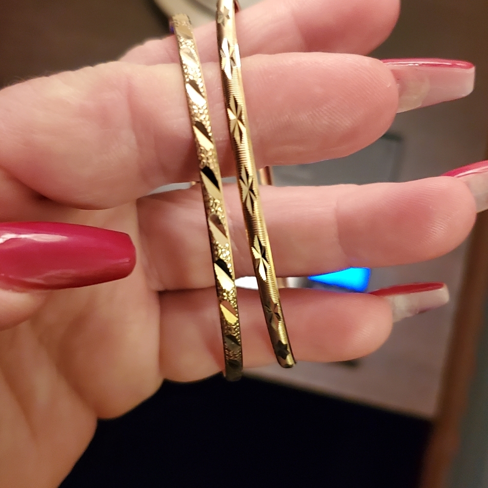 Two Gold bangles 10 kt